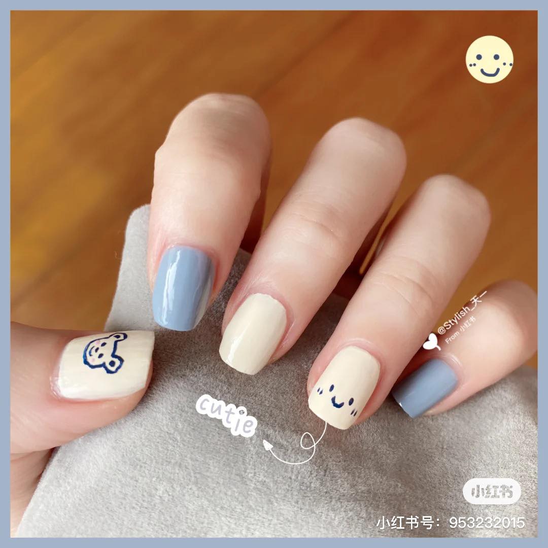 # 16 这款喜欢DIY美甲的女生们也可以自己在家试做看看~baby蓝色和奶白色做十指底色,手绘笑脸、小熊等可爱简笔画,简简单单就能营造INS风感~