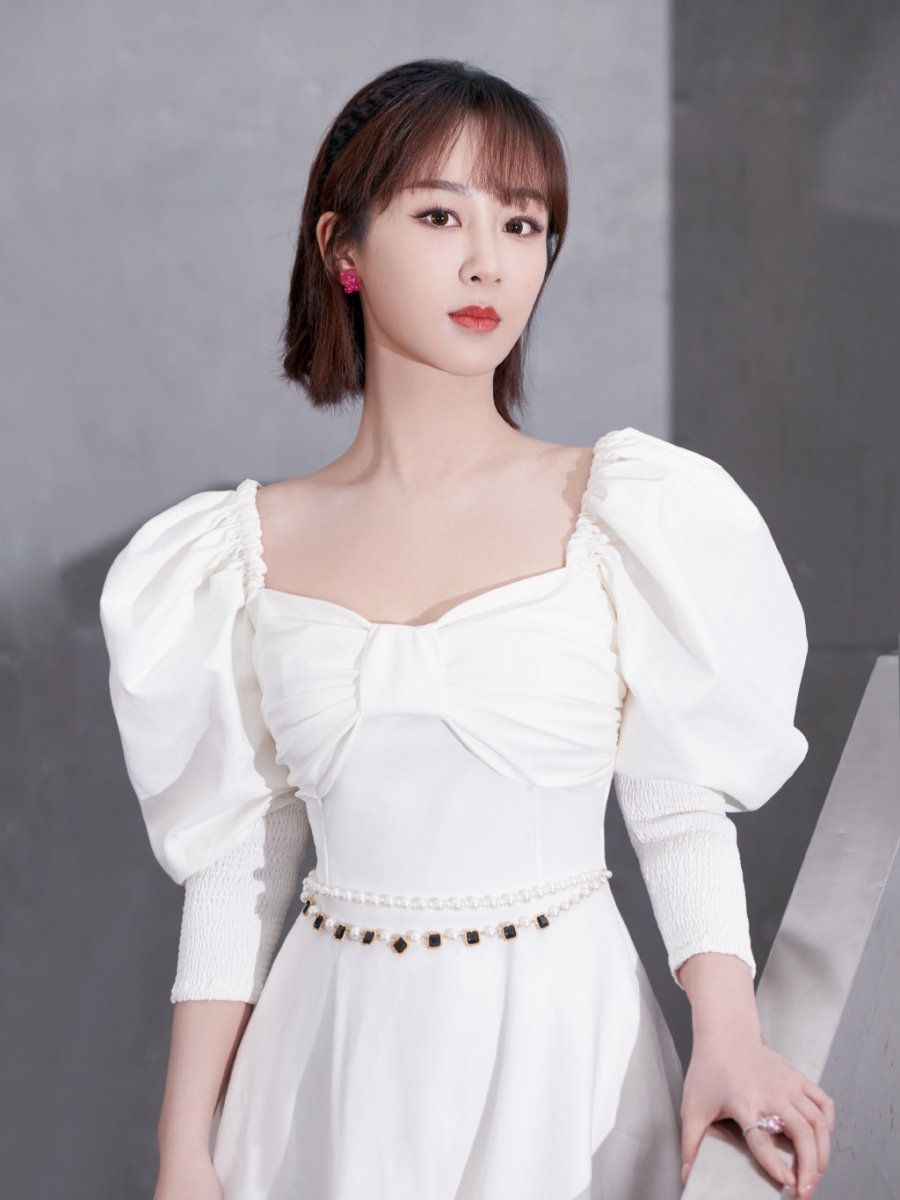 TOP 13 ：杨紫 （艺人新媒体指数：7.68） 虽然杨紫今年暂时还未有电视剧作品播出，但人气依然高居不下；她与肖战主演的《余生，请多指教》一直有传播出但还未定档；目前杀青待播的作品《青簪行》稍早前被纳入了腾讯阅文新丽年度发布会片单、和井柏然主演的《女心理师》也刚开机。