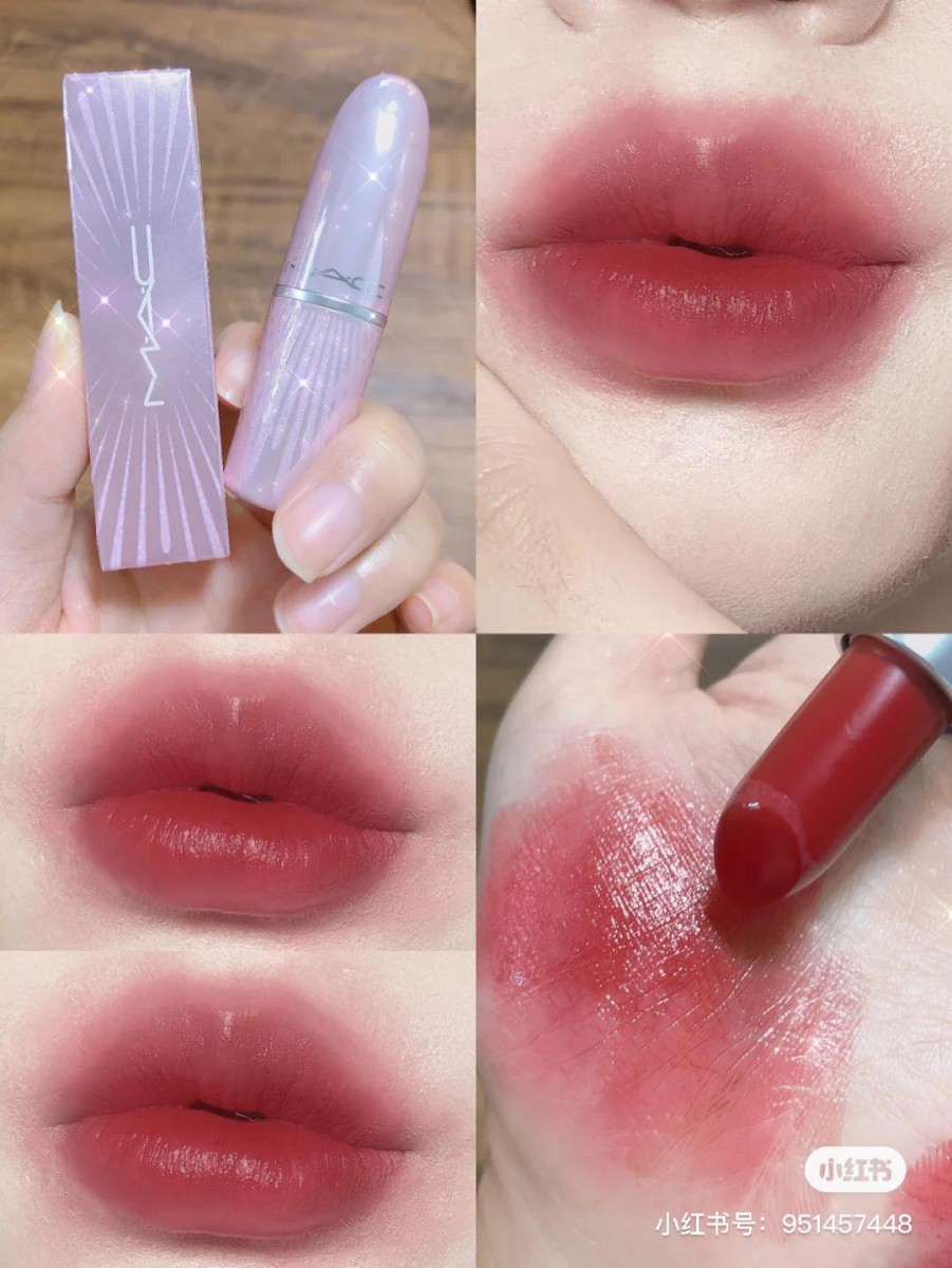 M.A.C Frosted Firework M.A.C 今年推出的节日限定Frosted Firework系列采以绝美银粉色外包装设计,目前部分系列已经可以在大马官网下单喽!其中Frosted Firework系列子弹头口红、单色眼影和高光都在小红书掀起热议~尤其#snow filter口红色号超多博主狂推~ 阿编私心大爱的还有粉嫩嫩的「Showstopper Powder Kiss Lipstick」5支装礼盒,女生要是收到这套绝对会感动哭啊!