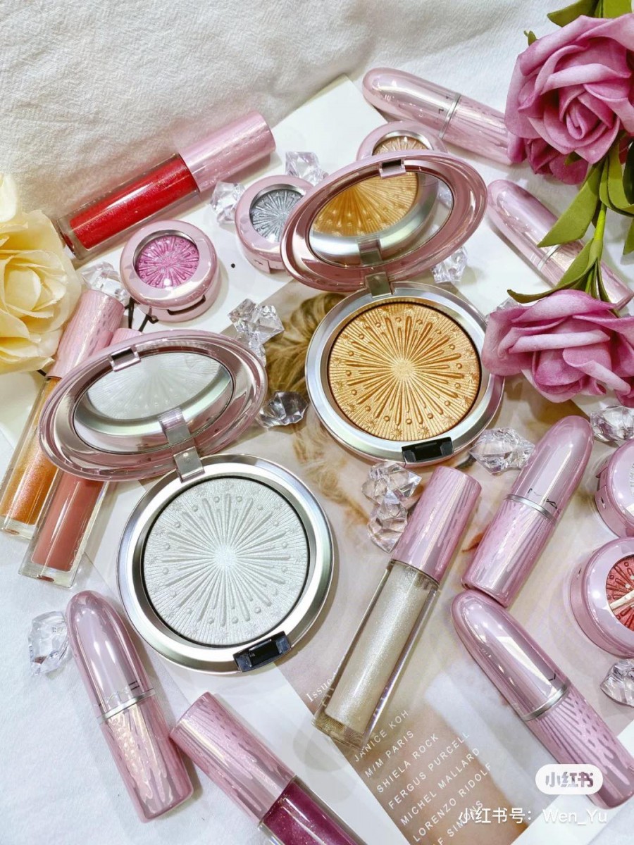 M.A.C Frosted Firework M.A.C 今年推出的节日限定Frosted Firework系列采以绝美银粉色外包装设计,目前部分系列已经可以在大马官网下单喽!其中Frosted Firework系列子弹头口红、单色眼影和高光都在小红书掀起热议~尤其#snow filter口红色号超多博主狂推~ 阿编私心大爱的还有粉嫩嫩的「Showstopper Powder Kiss Lipstick」5支装礼盒,女生要是收到这套绝对会感动哭啊!