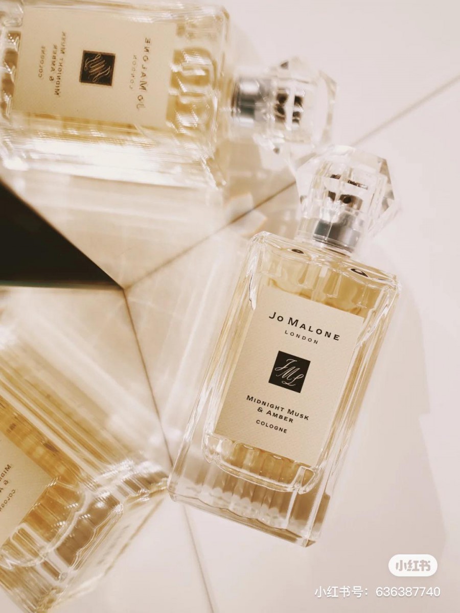 Jo Malone Jo Malone家今年以1920英伦黄金时代艺术风情为主题的超狂「圣诞倒数日历礼盒」,相信已经把女生们烧到体无完肤啦(笑) 抢不到奢华礼盒没关系~不妨考虑入手今年的圣诞限定新香「Midnight Musk & Amber 午夜麝香与琥珀」,超精致的钻石切割面瓶身、糅合了三重麝香温暖而迷人!喜欢Jo Malone、热爱限定款香氛的朋友一定不能错过它~
