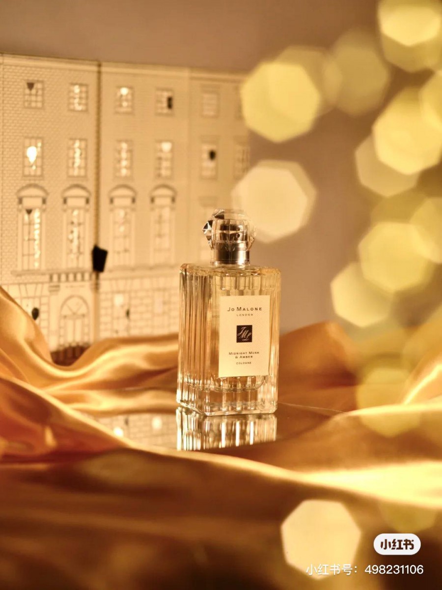 Jo Malone Jo Malone家今年以1920英伦黄金时代艺术风情为主题的超狂「圣诞倒数日历礼盒」,相信已经把女生们烧到体无完肤啦(笑) 抢不到奢华礼盒没关系~不妨考虑入手今年的圣诞限定新香「Midnight Musk & Amber 午夜麝香与琥珀」,超精致的钻石切割面瓶身、糅合了三重麝香温暖而迷人!喜欢Jo Malone、热爱限定款香氛的朋友一定不能错过它~