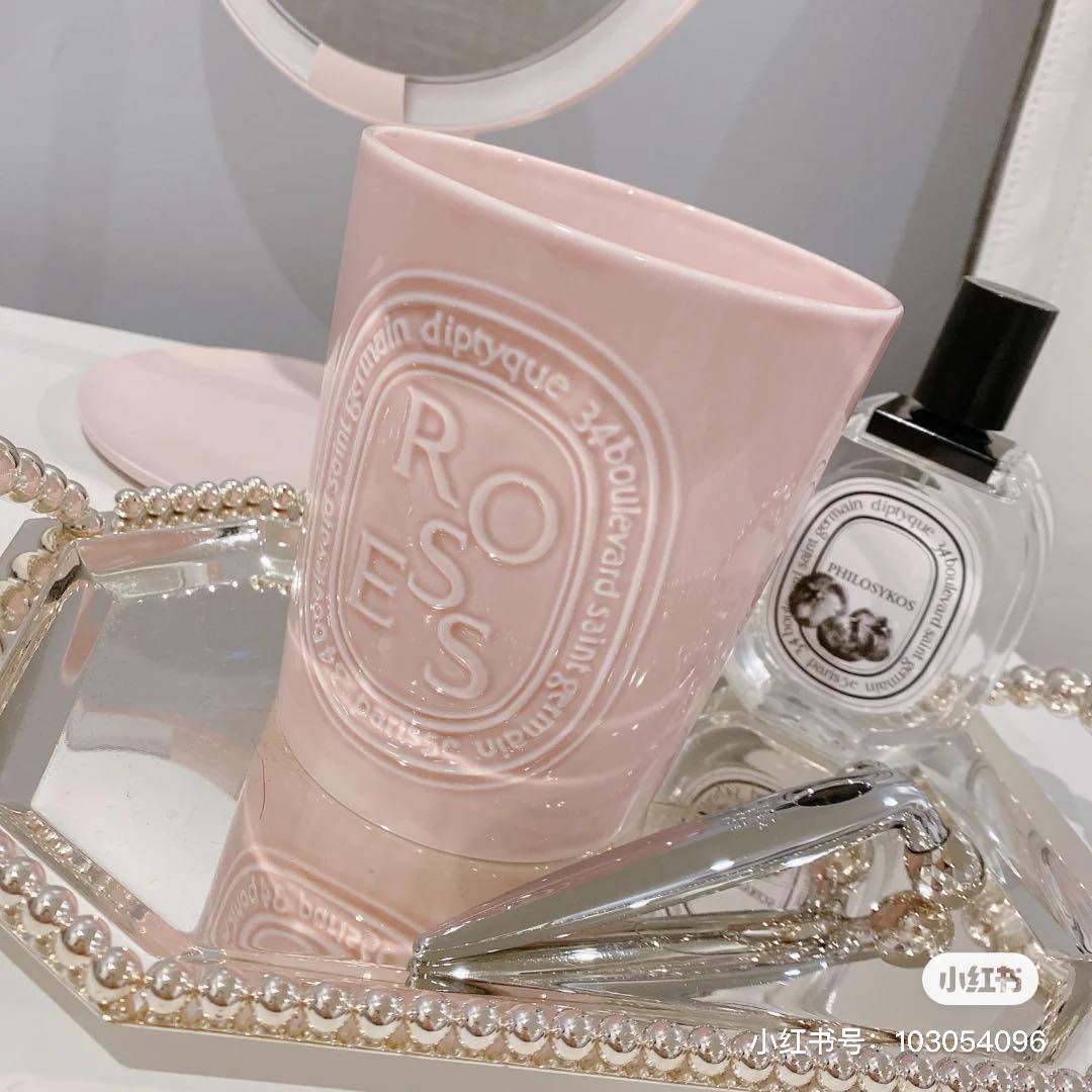Diptyque 今年Diptyque家Advent Calendar公认是市面上最值得入手的圣诞倒数日历礼盒之一;里头最受瞩目的「限定款动物系列香氛」还有另外推出70g*3礼盒装,喜欢收藏的朋友们可以一次拥有全部3款~ 此外Diptyque本次最受欢迎的还有它 -- 「粉陶瓷」Roses玫瑰之水香薰蜡烛,粉色控、热爱香薰蜡烛的Girls必收藏!