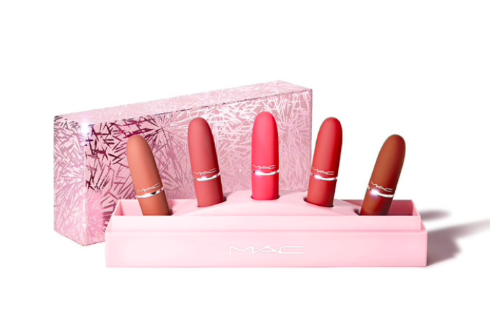 阿编私心大爱的还有粉嫩嫩的「Showstopper Powder Kiss Lipstick」5支装礼盒、「Surefire Hit Mini Lipstick x 12 Vault 」奢华12支口红套装,女生要是收到这套绝对会感动哭啊!