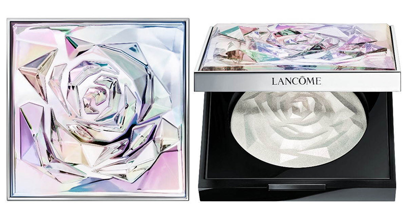 Lancôme 兰蔻家本年度圣诞限定彩妆系列以「极光冰雪」为设计主题,银色细闪管身的口红放入置身于梦幻雪世界,其中”C 525 Crystal Sunset" 和"C 196 Crystal Flame"色号的膏体上还有闪亮玫瑰图案~ 高光和9色眼影盘外壳都采用了极光玫瑰图案设计,光是冲着这个颜值就很值得收藏啊!