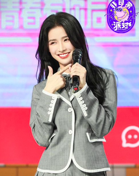 Joey蔡卓宜 相信今年上半年有追看《青春有你2》选秀节目的观众都对「蔡蔡」蔡卓宜不陌生!奔赴中国发展前蔡蔡便以甜美长相于新马两地收获高知名度,因其标志甜美笑容被誉为「氧气女孩」~ 虽然她没有成功透过《青春有你》节目成团出道,但个人演艺事业发展很不错!今年9月其主演的甜宠剧《你是我最甜蜜的心事》正式官宣开机;继8月份推出的唱跳单曲《Bye请慢走》后,近日也推出了新歌《对不起 送给我和你》掀起关注。