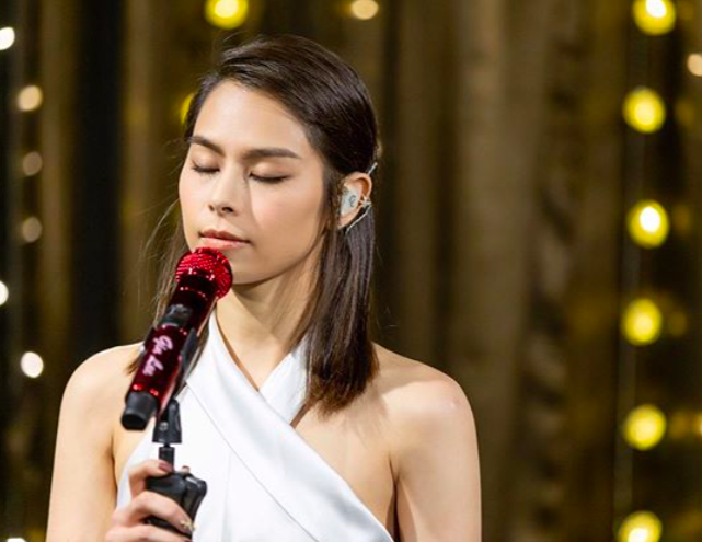 Gin 李幸倪 在香港乐坛被誉为实力派新生代粤语女歌手的Gin李幸倪来自马来西亚柔佛新山,2010年分别到台湾《超级偶像》和香港《超级巨声》参加踢馆赛;后来2013年和前东家约满后等待前新公司之前参加了《中国好声音第四季》一唱成名,进入了周杰伦战队最终获得季军好成绩。 之后Gin签约环球唱片公司,凭借《双双》一曲于2016年在香港夺下粤语十大金曲;今年也举行了《Gin Lee Music Suite线上音乐会》收获新马港台等多地乐迷支持!从起初到香港发展完全不会说粤语到后来2018年走入红馆开唱,Gin追逐梦想的过程真的超励志啊!?