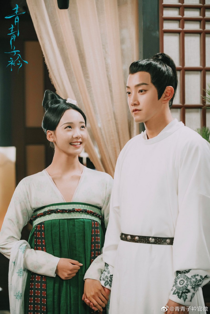 TOP 10: 《青青子衿》(全网热度指数:47.63) 由范世錡、吕小雨领衔主演的古装甜宠剧《青青子衿》,故事讲述天才少年骆秋迟从东夷山君到麒麟魁首、再到成为当朝状元,过程中与竹岫书院女学生闻人隽相识相知相恋~ 「谈恋爱也不忘搞事业」的整部剧情虽然被评有点不够紧凑+注水,但男女主角以外的CP其实也挺好嗑的!阿编个人觉得是部不错的古装小甜剧~