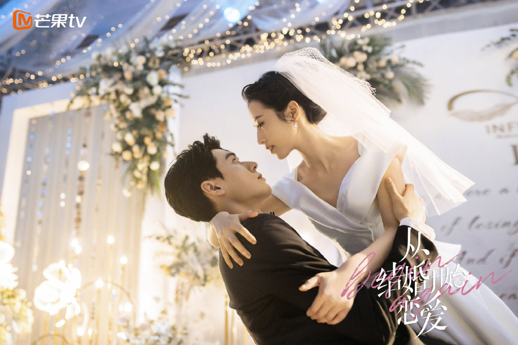 TOP 6 :《从结婚开始恋爱》(全网热度指数:54.96) 甜宠剧迷敲碗等很久终于开播的《从结婚开始恋爱》势头超强,刚上线一周就斩获10月榜好成绩!该剧由周雨彤、龚俊领衔主演,讲述霸道女总裁鹿方宁一心想发展新品牌冲事业,却被要求必须先结婚生子才能获得机会;因此高颜值+高智商的「笋盘」男医生凌睿成了她的目标,上演一场「女霸道总裁爱上我」反套路剧情~ 过程中鹿方宁使尽性感招数想要撩动凌睿就范签下为期一年的合约婚姻;本以为凌睿不为所动冷情冷感,不料凌医生早在伺机反撩…成年人式的爱情很欲很?️,加上颠覆传统男女主角人设的故事线也特别有趣!这部是阿编私心推荐的本季必追好剧之一唷~