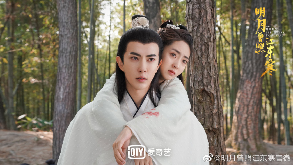 TOP 4 :《明月曾照江东寒》(全网热度指数:58.46) 由于朦胧和邢菲领衔主演的古装甜宠剧《明月曾照江东寒》日前迎来了大结局;故事讲述初入江湖的少女战清泓在十年一期的武林大会前夕偷跑下山,立志夺取武林盟主之位。过程中结识了表面狂荡不羁实则谋略颇深的病娇公子林放,以及贵族出身却向往江湖的温宥。 后江湖风起云涌,战清泓一夕之间遭遇家人惨死、与初恋温宥分别、朋友背叛,幸有林放一直陪伴在侧,最终在追寻侠义真谛、守护江湖的过程中也收获了美满爱情。