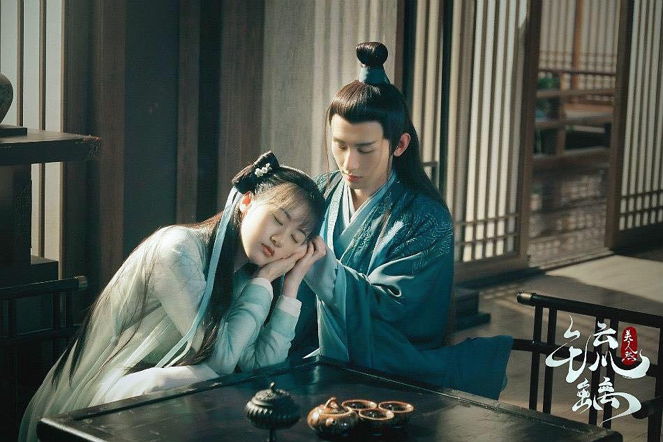TOP 3 :《琉璃》(全网热度指数:62.26) 成毅、袁冰妍领衔主演的仙侠剧《琉璃》从8月初开播至今热度不减,依然在影视剧全网热度排行榜中霸榜TOP 3!剧中褚璇玑和禹司凤之间十生十世有甜有虐的爱恋,饱尝了各种磨砺和悲欢离合赚人眼泪~整体故事剧情紧凑、服化道优秀、特效也颇为精致不出戏,被赞是近几年仙侠剧的标杆之作! 初遇CP的感情戏是最让人沦陷的一环!一次又一次义无反顾爱上璇玑的司凤、从不谙世事狂撩汉到真正意识到自己感情的璇玑…一入坑后保证趴在坑底不出来 ?❤️ 答应阿编,本季绝对不能错过《琉璃》啊!