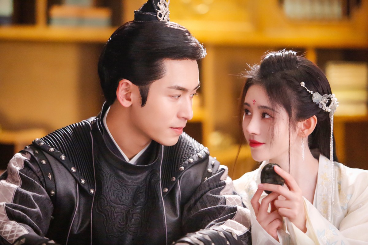 TOP 1 :《如意芳霏》(全网热度指数: 67.03) 上个月为刚开播就冲上全网热度冠军的《如意芳霏》,由鞠婧祎、张哲瀚、刘奕畅、王佑硕、许佳琪等新晋演员领衔主演。故事讲述少女傅容意外在梦境中预见人生,决定自强自立改变命运保护家人。经过一系列人生变故后傅容与肃王徐晋历尽生死劫难,最终看淡名利携手归隐家园,过上相知相守的幸福生活。 剧中除了继《芸汐传》「西芹CP」后二度合作的鞠婧祎、张哲瀚「速溶CP」配一脸,男二徐平对女主角的单向爱恋也很动人!还有阿编私心大爱的「告白宣言CP」吴白起和傅宣也超级好嗑~喜欢古装小甜剧的女生不妨开追!