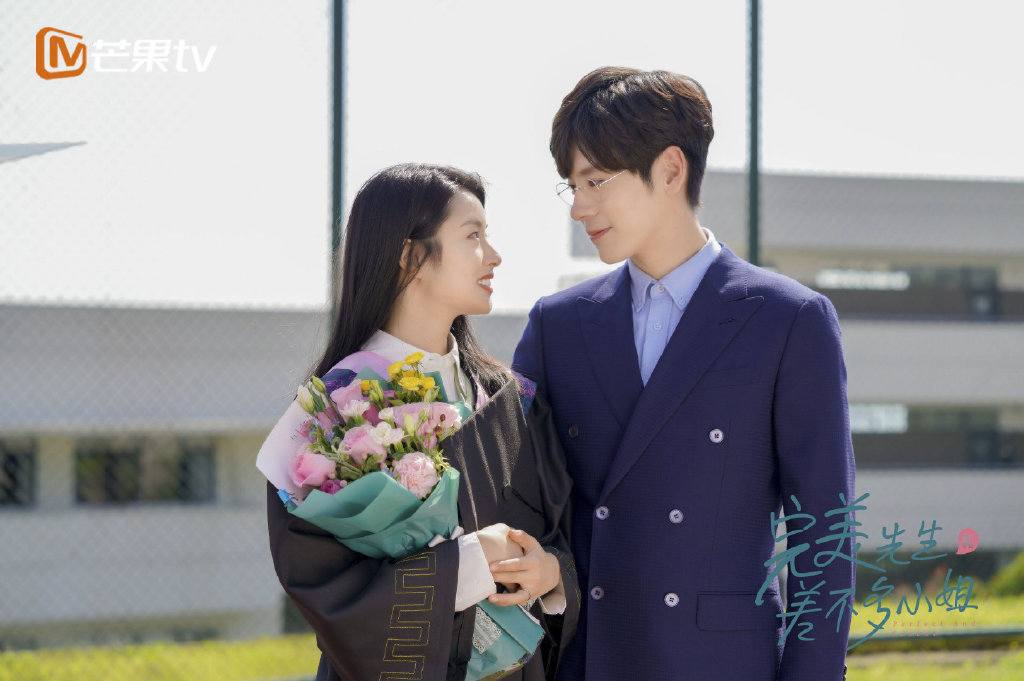 TOP 8 :《完美先生和差不多小姐》(全网热度指数:48.99) 本季凭实力出圈的《完美先生和差不多小姐》大家都已经追看了吗?故事剧情讲述统计学专业佛系女学生「云舒」邂逅高智商完美主义教授「章斯年」,俩人因故开展契约婚姻住进同一屋檐下~ 虽然先婚后爱主题有点俗套,但真诚温柔的章老师和可爱不做作的云舒真的太好嗑、太上头,花式吻戏太撩少女心让人边看边嘴角不自觉上扬 ?保证入坑后会被这对超有化学效应的CP迷倒哇!