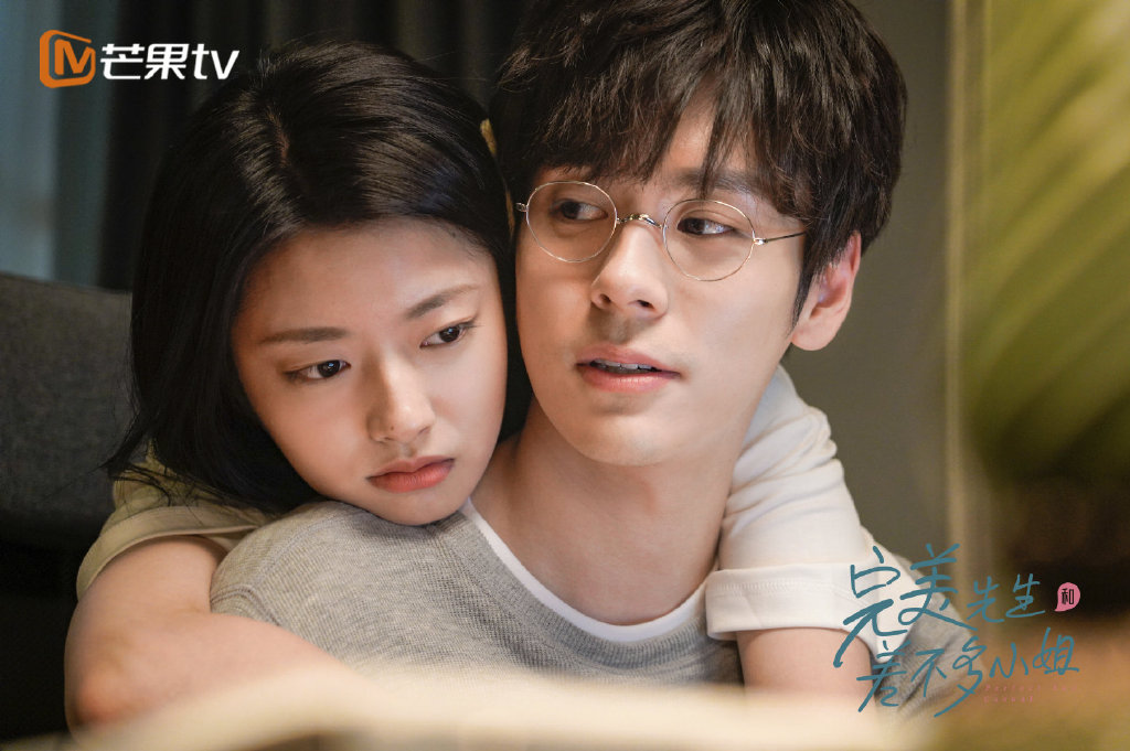 TOP 8 :《完美先生和差不多小姐》(全网热度指数:48.99) 本季凭实力出圈的《完美先生和差不多小姐》大家都已经追看了吗?故事剧情讲述统计学专业佛系女学生「云舒」邂逅高智商完美主义教授「章斯年」,俩人因故开展契约婚姻住进同一屋檐下~ 虽然先婚后爱主题有点俗套,但真诚温柔的章老师和可爱不做作的云舒真的太好嗑、太上头,花式吻戏太撩少女心让人边看边嘴角不自觉上扬 ?保证入坑后会被这对超有化学效应的CP迷倒哇!