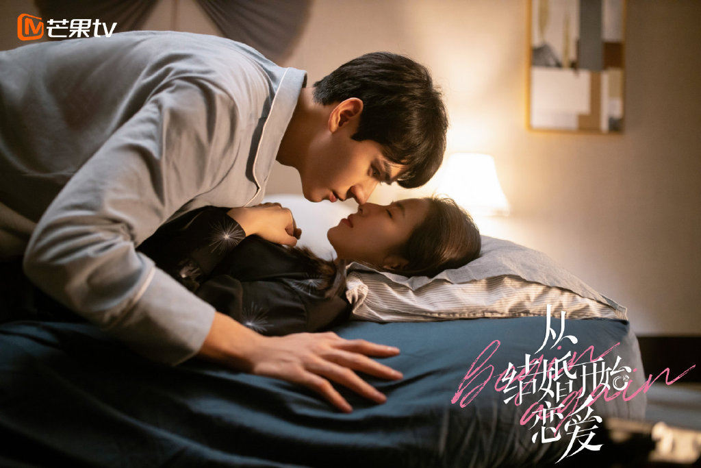 TOP 6 :《从结婚开始恋爱》(全网热度指数:54.96) 甜宠剧迷敲碗等很久终于开播的《从结婚开始恋爱》势头超强,刚上线一周就斩获10月榜好成绩!该剧由周雨彤、龚俊领衔主演,讲述霸道女总裁鹿方宁一心想发展新品牌冲事业,却被要求必须先结婚生子才能获得机会;因此高颜值+高智商的「笋盘」男医生凌睿成了她的目标,上演一场「女霸道总裁爱上我」反套路剧情~ 过程中鹿方宁使尽性感招数想要撩动凌睿就范签下为期一年的合约婚姻;本以为凌睿不为所动冷情冷感,不料凌医生早在伺机反撩…成年人式的爱情很欲很?️,加上颠覆传统男女主角人设的故事线也特别有趣!这部是阿编私心推荐的本季必追好剧之一唷~