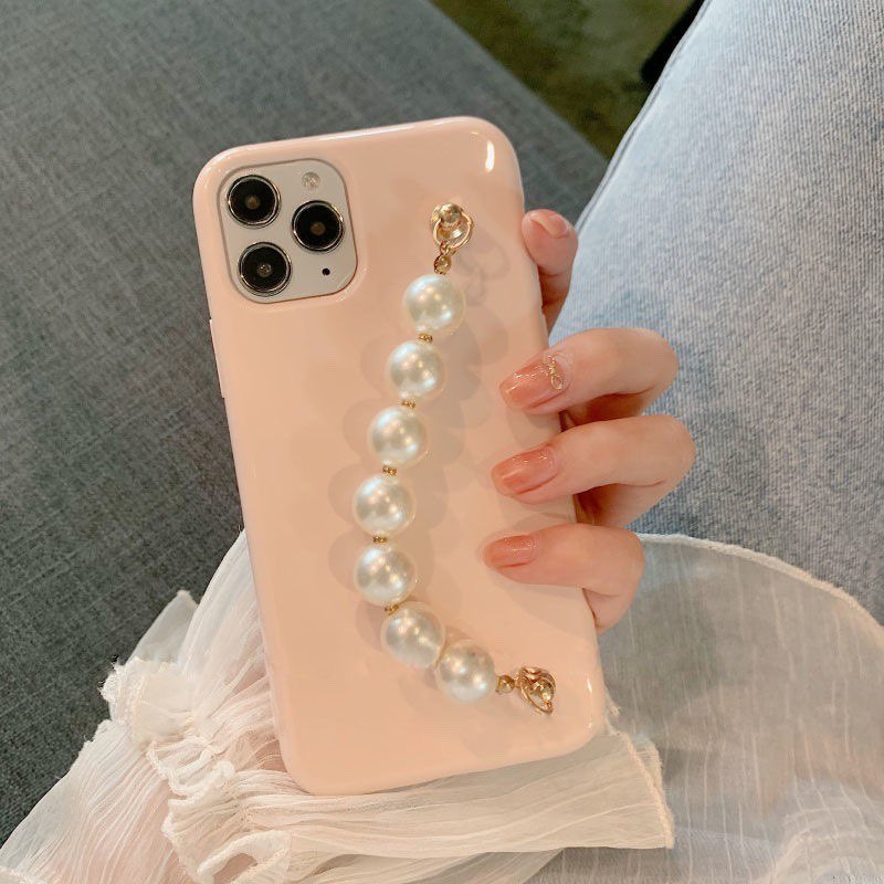 #13 今年超夯的手腕链手机壳时尚达人们绝对要拥有！? 粉嫩色搭配本季很火的珍珠元素手腕链设计，这款也深得阿编的心啊（笑）RM24.09