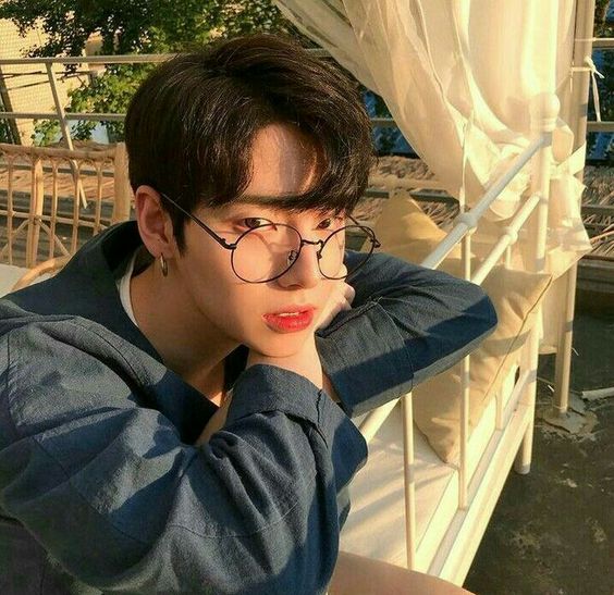 「男神女神千千万万,抖音占了一大半」,你是不是也为许多抖音小哥哥小姐姐的高颜值所折服了呢?(笑)近来不少网民揭秘多位抖音网红小哥哥们的生图和直播截图,掀起「芳心纵火犯一秒变照片诈欺犯」热议 ~来看看让网民惊呆的颜值翻车现场都有哪些: