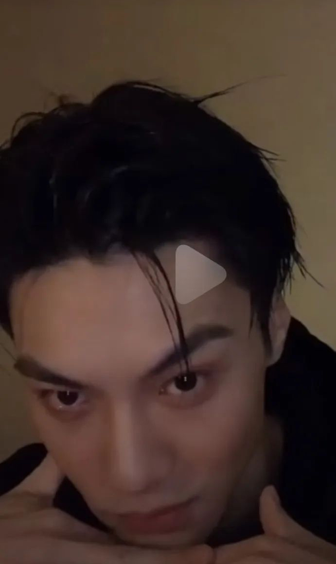 被赞撞脸古装男神严宽的这位抖音网红,挑眉动作和特定角度貌似和新晋男神丁禹兮有几分相似~