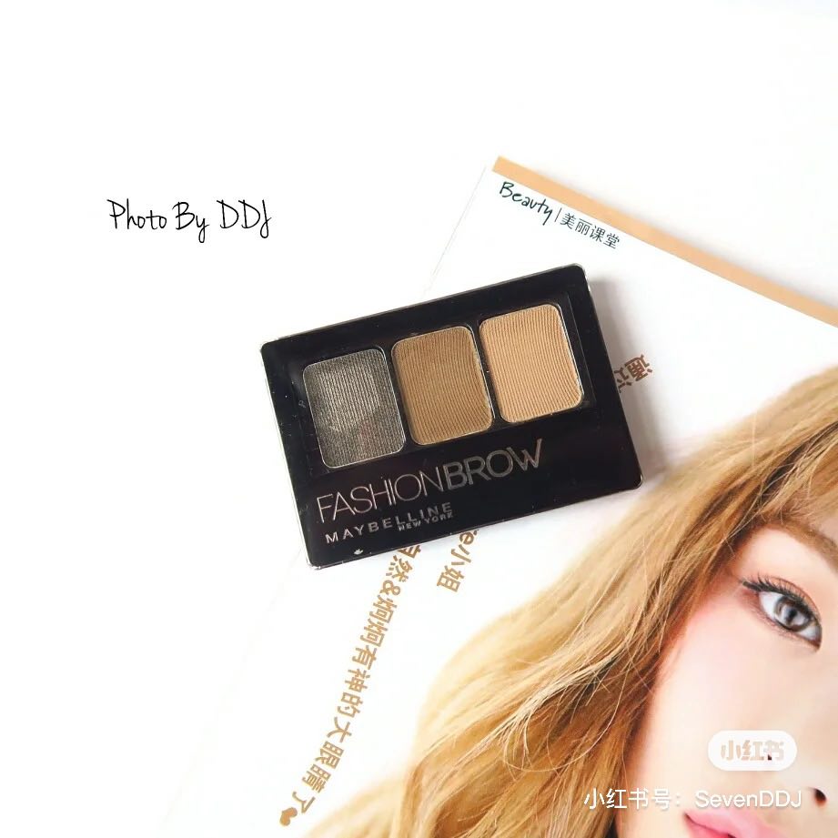 Maybelline Fashion Brow 3D Brow & Nose Palette 三色眉粉（RM32.70） >> 链接 阿编很喜欢的美妆博主 @一枝南南 也超推荐的高CP值开架眉粉；不仅可以画眉毛，三色中较浅的色调还能用来打鼻影和画卧蚕。里头附的刷子还是双头设计方便勾勒和晕染。