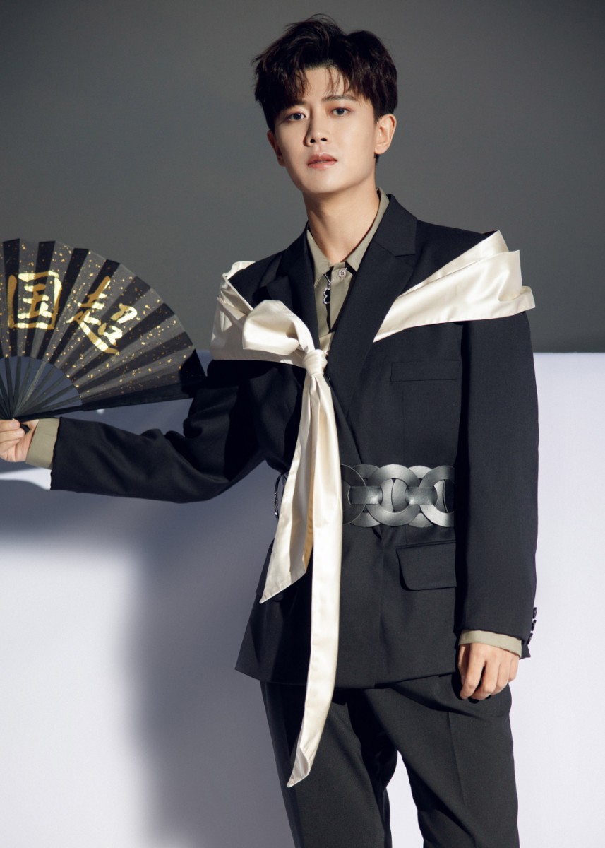 TOP 5 :任嘉伦(人气榜成绩:396,980) 2020霸屏男神任嘉伦今年不仅戏剧作品多,综艺节目、舞台演出、代言也多不胜数!上半年他的作品《锦衣之下》、《秋蝉》和《暮白首》陆续开播表现备受好评;目前还有与张钧甯主演的《不说再见》、和陈小纭出演的《蓝焰突击》、与邢菲合作的《乌鸦小姐与蜥蜴先生》待播中。 此外最近联手白鹿开拍的《一生一世》(一生一世美人骨)也让观众们期待值加满~这么看来相信明年也会是国超的霸屏之年啊(笑)