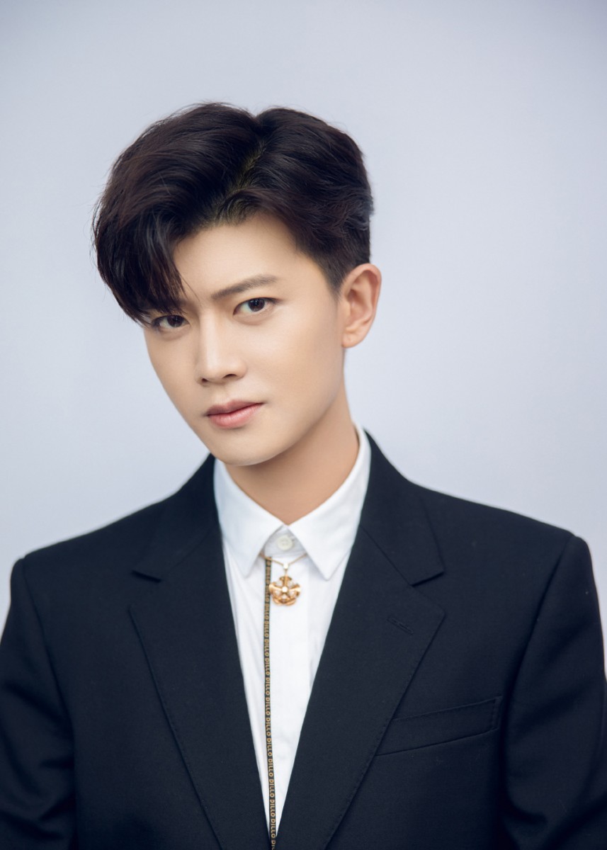 TOP 5 :任嘉伦(人气榜成绩:396,980) 2020霸屏男神任嘉伦今年不仅戏剧作品多,综艺节目、舞台演出、代言也多不胜数!上半年他的作品《锦衣之下》、《秋蝉》和《暮白首》陆续开播表现备受好评;目前还有与张钧甯主演的《不说再见》、和陈小纭出演的《蓝焰突击》、与邢菲合作的《乌鸦小姐与蜥蜴先生》待播中。 此外最近联手白鹿开拍的《一生一世》(一生一世美人骨)也让观众们期待值加满~这么看来相信明年也会是国超的霸屏之年啊(笑)