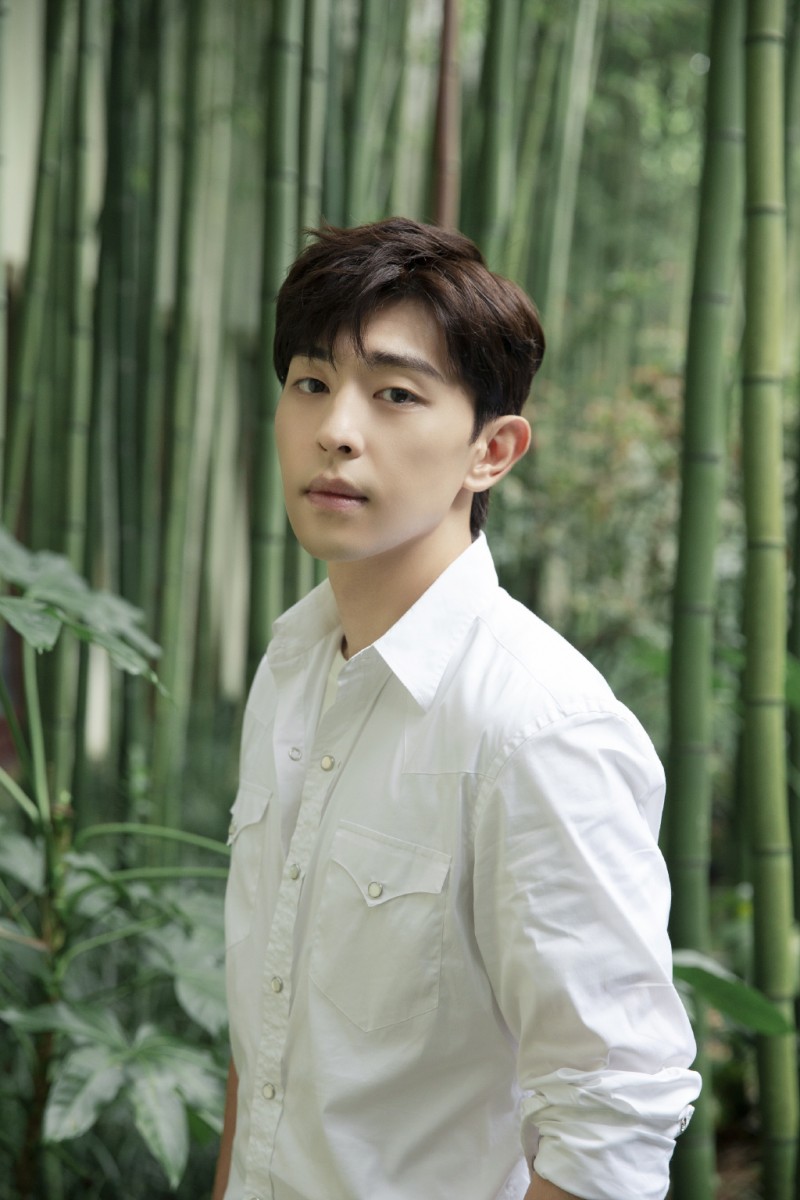 TOP 6 :邓伦(人气榜成绩:223,510) 邓伦月前在抗疫报告剧《在一起》中参演了其中一位角色「宋小强」、上半年则友情出演了张新成、吴倩主演《冰糖炖雪梨》,今年未有主演的电视剧作品播出。 其首部电影作品《晴雅集》即将在12月25日于中国上映,据知电影中会有大量邓伦亲身上阵的动作戏,首次大屏幕表现引人期待!