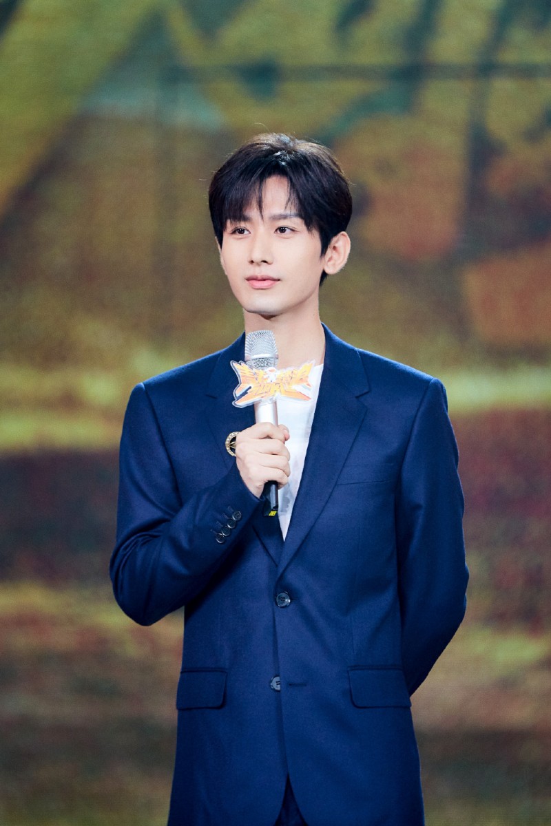 TOP 7 :成毅(人气榜成绩:179,913) 本季霸屏新晋男神成毅《琉璃》播出后人气红不让!他在同期热播的《长安诺》中表现也深受观众好评~ 其目前还有《山河明月》、《爱在风起云涌时》以及《迷局破之深潜》3部待播作品,以及不久前刚杀青的《梦醒长安》都有望在明年播出!希望勤勤恳恳、演技很棒的成毅能继续走花路啊 ?