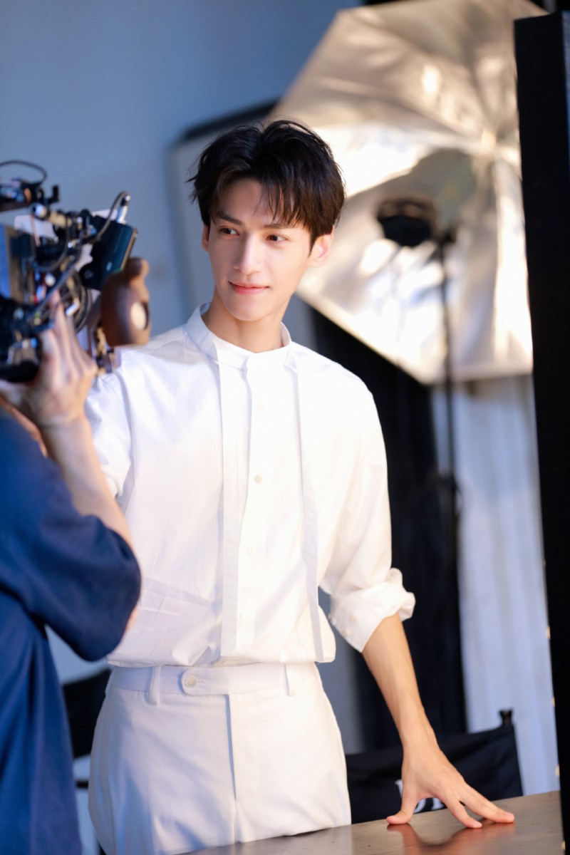 TOP 8 :罗云熙(人气榜成绩:63,397) 古装剧表现深入民心的Leo罗云熙,本季凭借现代戏作品《半是蜜糖半是伤》再获观众佳评!剧中他饰演的袁帅宠妻实力MAX,完美演绎了恋爱反差萌狼系总裁,和搭档白鹿的CP感高甜到让粉丝们原地升天(笑) 目前罗云熙已拍摄完毕的待播作品有古装大剧《皓衣行》、与宋茜和「凌Boss」徐开骋领衔主演的都市情感剧《心跳源计划》,希望很快可以和观众见面~