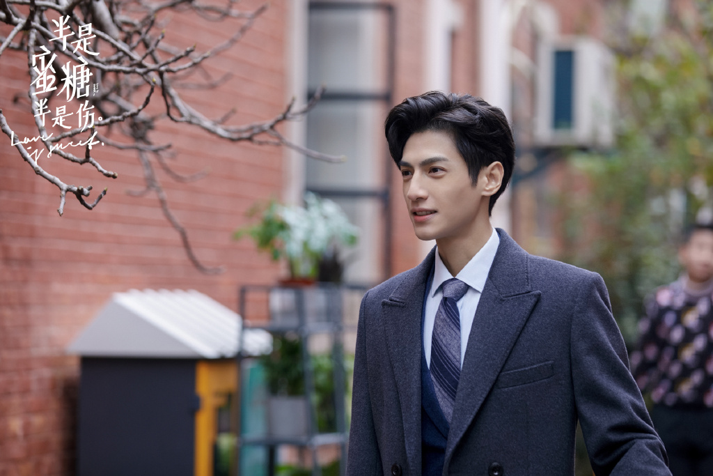 TOP 8 :罗云熙(人气榜成绩:63,397) 古装剧表现深入民心的Leo罗云熙,本季凭借现代戏作品《半是蜜糖半是伤》再获观众佳评!剧中他饰演的袁帅宠妻实力MAX,完美演绎了恋爱反差萌狼系总裁,和搭档白鹿的CP感高甜到让粉丝们原地升天(笑) 目前罗云熙已拍摄完毕的待播作品有古装大剧《皓衣行》、与宋茜和「凌Boss」徐开骋领衔主演的都市情感剧《心跳源计划》,希望很快可以和观众见面~