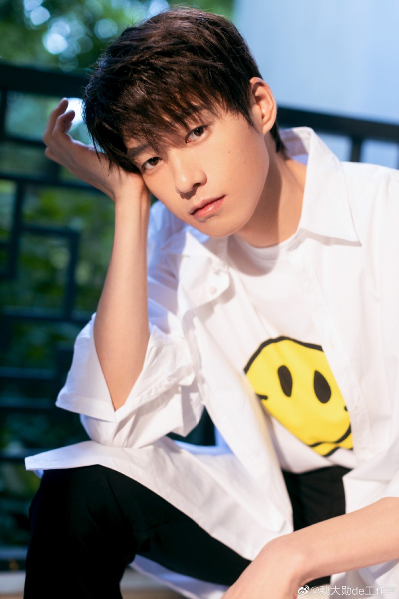 TOP 9 :魏大勋(人气榜成绩:55,253) 魏大勋相比去年较侧重在综艺发展,今年回归演习本行大展演员魅力~月前他和赵又廷、白敬亭等人主演的《平凡的荣耀》上线获好评;稍早前与李现、春夏等人合作的年代史诗剧《人生若如初见》戏份杀青,与韩雪主演的电影《婚前故事》将在来临13号上映。 目前他还有电影作品《紧急救援》预计明年上映、电视剧《南烟斋笔录》、《涩女郎》待播中,期待被大勋花霸屏啊~