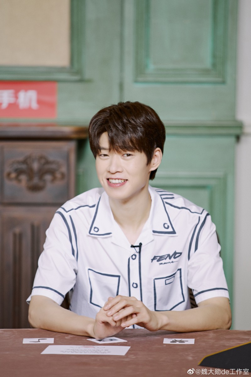 TOP 9 :魏大勋(人气榜成绩:55,253) 魏大勋相比去年较侧重在综艺发展,今年回归演习本行大展演员魅力~月前他和赵又廷、白敬亭等人主演的《平凡的荣耀》上线获好评;稍早前与李现、春夏等人合作的年代史诗剧《人生若如初见》戏份杀青,与韩雪主演的电影《婚前故事》将在来临13号上映。 目前他还有电影作品《紧急救援》预计明年上映、电视剧《南烟斋笔录》、《涩女郎》待播中,期待被大勋花霸屏啊~