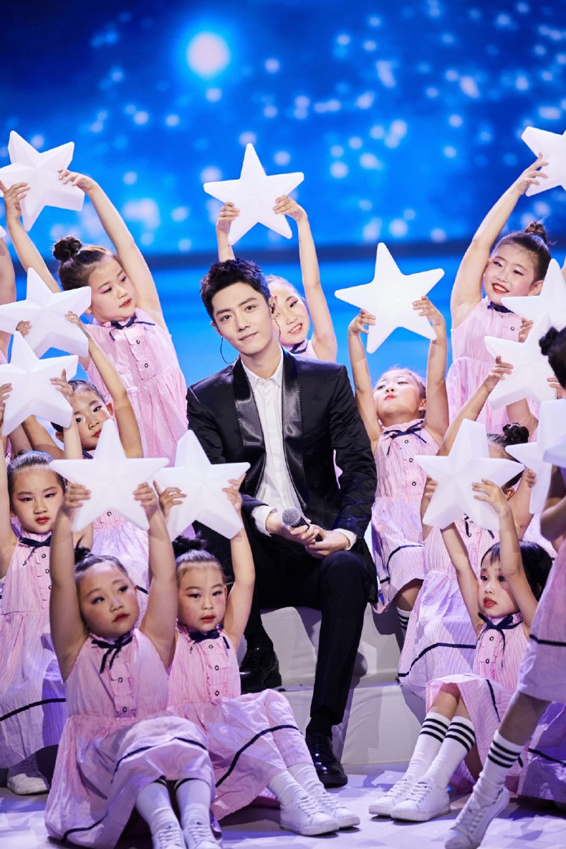 TOP 1 :肖战(人气榜成绩:2,020,586) 肖战目前在2020年间虽然仅有一部参演作品《最美逆行者》单元剧上线~但在各大数据榜单上依然名列顶流榜首!他与杨紫领衔主演的《余生请多指教》、以及和吴宣仪主演的《斗罗大陆》陆续在9月中旬和10月尾释出预告,想很快可以敲定播出日期~ 目前路透照片中可见他和黄景瑜主演的《王牌》(英雄岁月之王牌部队)正在如火如荼拍摄中;希望来临新一年肖战的事业逐步回温,给观众朋友们带来更多好看的作品与演出 ❤️