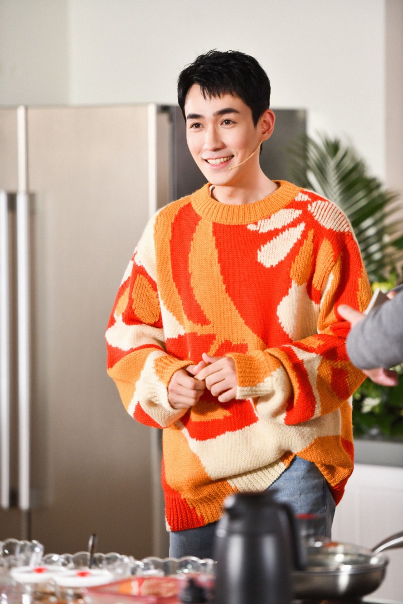 TOP 2 :朱一龙(人气榜成绩:704,310) 演技实力与魅力破表的“居老师”朱一龙斩获本季最受欢迎演员榜TOP 2!今年他的影视作品《重启之极海听雷》、《亲爱的自己》陆续霸屏暑假档和金秋档,也收获第30届观众最喜爱男演员提名~ 今年朱一龙和凭《三十而已》顾佳一角人气急升的童瑶合作了年代谍战剧《叛逆者》,8月尾已经杀青;期待很快可以看到两位好演员的精彩表现!