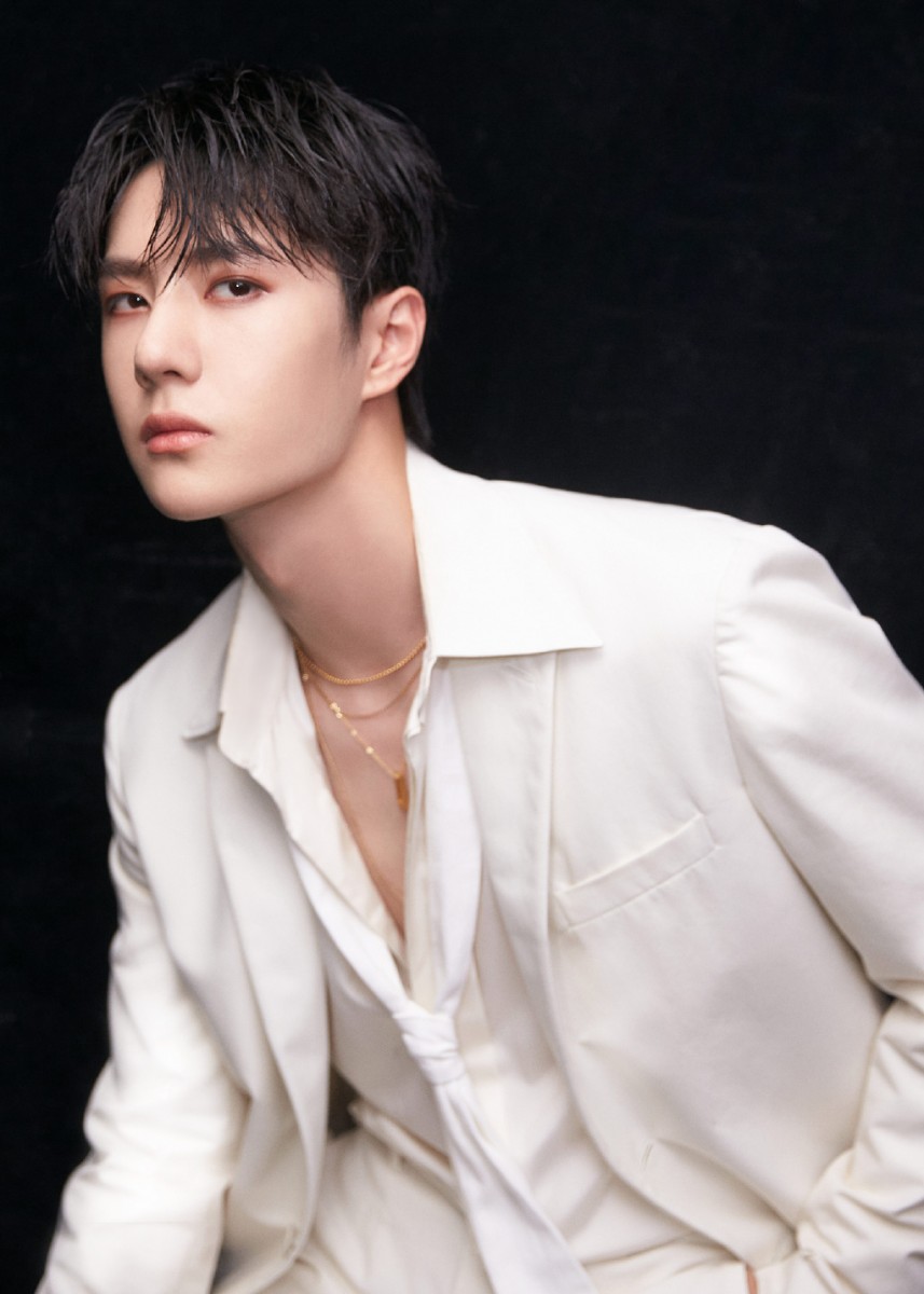 TOP 3 :王一博(人气榜成绩:587,064) 《有翡》和《冰雨火》杀青后王一博确认携手宋茜、黄轩出演古装大剧《风起洛阳》,三种完全不同的人物设定让粉丝们对他的演技表现期待不已;阿编已经忍不住想要被耶啵霸屏啦! 除了戏剧作品,阿编也私心推荐还没看的大家快去补档《这!就是街舞第三季》,节目中明星队长们的互动真的好好嗑、舞蹈魅力超燃超炸吖 ?