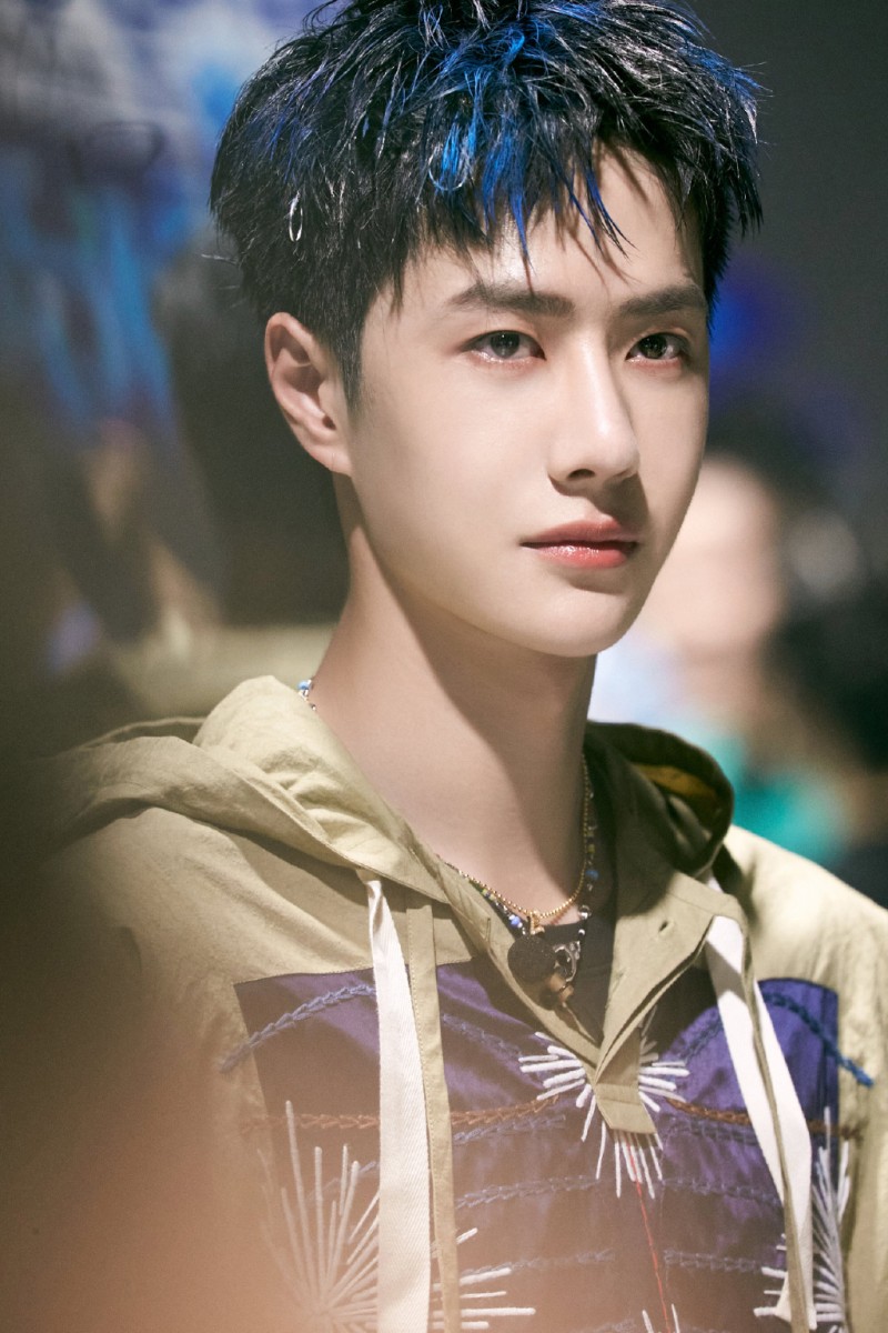 TOP 3 :王一博(人气榜成绩:587,064) 《有翡》和《冰雨火》杀青后王一博确认携手宋茜、黄轩出演古装大剧《风起洛阳》,三种完全不同的人物设定让粉丝们对他的演技表现期待不已;阿编已经忍不住想要被耶啵霸屏啦! 除了戏剧作品,阿编也私心推荐还没看的大家快去补档《这!就是街舞第三季》,节目中明星队长们的互动真的好好嗑、舞蹈魅力超燃超炸吖 ?