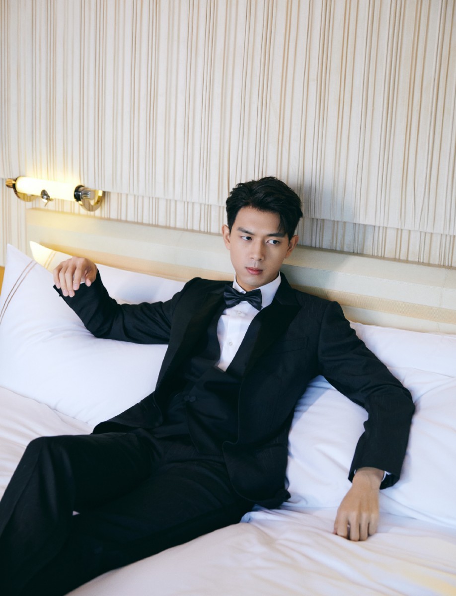 TOP 4 :李现(人气榜成绩:477,389) 自去年《亲爱的,热爱的》暑假档播出后男主角李现的人气就高居不下;其今年作品助攻大屏幕,主演的《抵达之谜》今年7月上映、和陈立农双帅合作的《赤狐书生》将在12月4日于中国上映。 此外他分别和优秀女演员春夏合作的电影《恋曲1980》、以及电视剧《人生若如初见》,都有望在明年和观众见面;喜欢李现的「现女友」们一起把期待值加好加满吧~