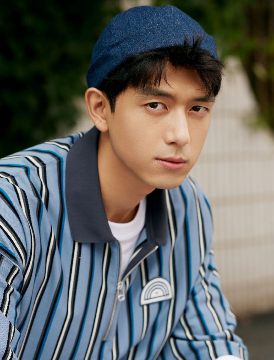 TOP 4 :李现(人气榜成绩:477,389) 自去年《亲爱的,热爱的》暑假档播出后男主角李现的人气就高居不下;其今年作品助攻大屏幕,主演的《抵达之谜》今年7月上映、和陈立农双帅合作的《赤狐书生》将在12月4日于中国上映。 此外他分别和优秀女演员春夏合作的电影《恋曲1980》、以及电视剧《人生若如初见》,都有望在明年和观众见面;喜欢李现的「现女友」们一起把期待值加好加满吧~