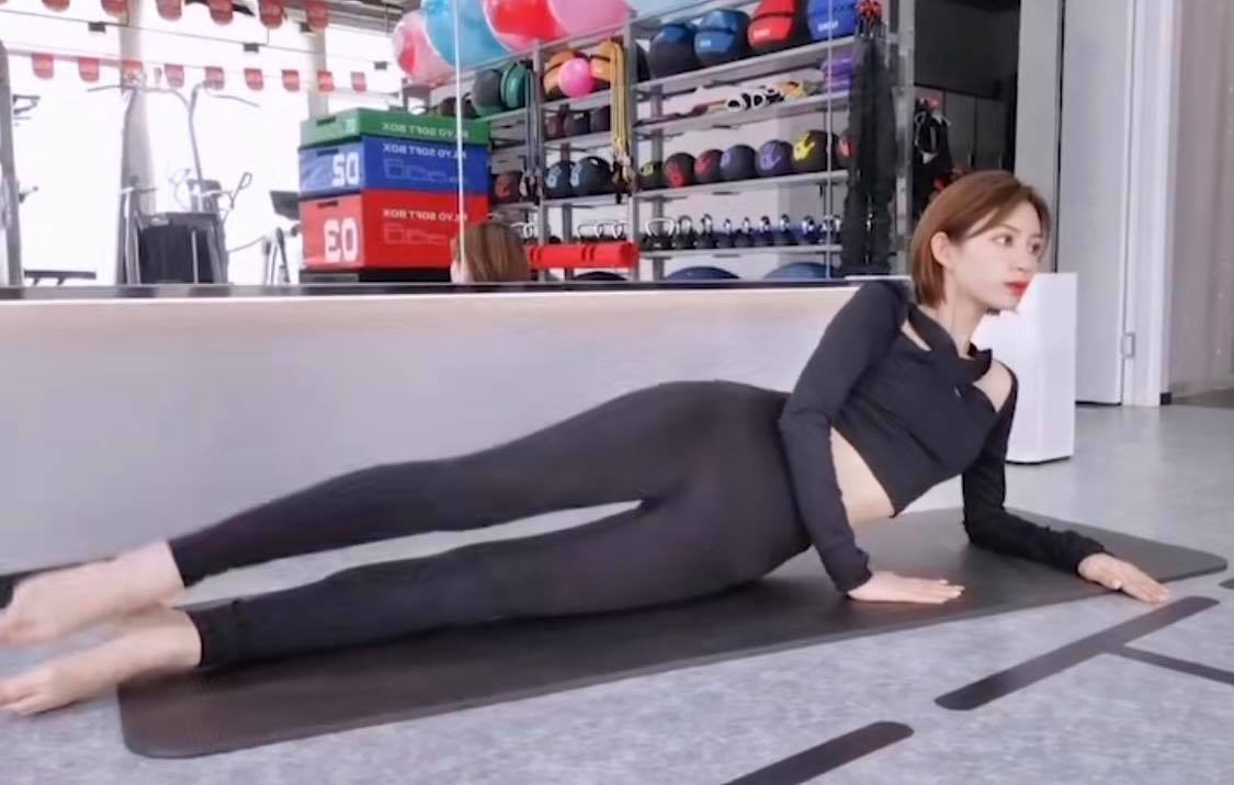 侧卧抬腿:快速锻炼大腿内侧,告别象腿瘦出紧实筷子腿。 侧卧后双腿伸直、脚尖往前踮直,单腿进行抬腿开合;20次为一组,建议可做3组。