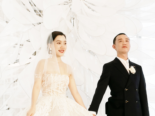 # 结婚誓词「我会用我一辈子来照顾你;别人有的你都有,别人没有的我还要你有」 俩人也在节目中回顾一同前往旅行的照片,回想当初GAI还未出名俩人生活颇为拮据;画外GAI受访时表示,自己当时一头栽进音乐事业里没有什么规划,工资用完了王斯然还会支助自己生活费;在座都没有的小铺吃饭,她丝毫不嫌弃地陪他蹲着一起吃。 正因为有王斯然无怨无悔地陪伴,让他越来越踏实、为了能给眼前这位一心对自己好的女孩未来,他学会承担起责任用一生去爱对方。GAI说:「那时候我就跟她(王斯然)说:我一定要给你最好的生活... 」