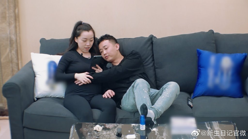 # 把所有的温柔都留给太太 「你不要偷偷哭,要哭就在我怀里哭」 GAI看着太太因为目送父母悄悄落泪时安慰道「你不要偷偷哭,要哭就在我怀里哭~」网民看完这段表示:「GAI爷说这段虽然听着有点土味情话feel,但听到另一半对自己说这么一句话肯定内心感动满满啊!」