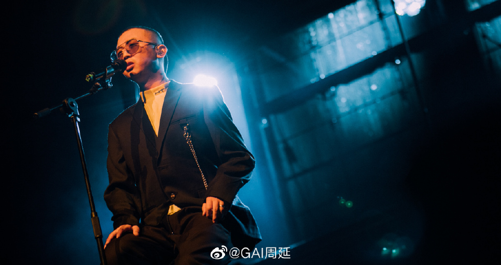 中国说唱歌手GAI爷于《中国有嘻哈第一季》凭借超强实力夺冠,以燃爆舞台的魅力和爷们形象深入民心。近期他和妻子王斯然登上陆综《新生日记2》记录孕育生命的过程及迎接宝宝诞生,在太太面前从超硬派形象变身宠妻狂魔兼温柔大暖男,与舞台上截然不同的「反差形象」让观众高呼:在外拼事业、在家爱妻子超贴心专一,找老公就要找GAI爷这款的!❤️