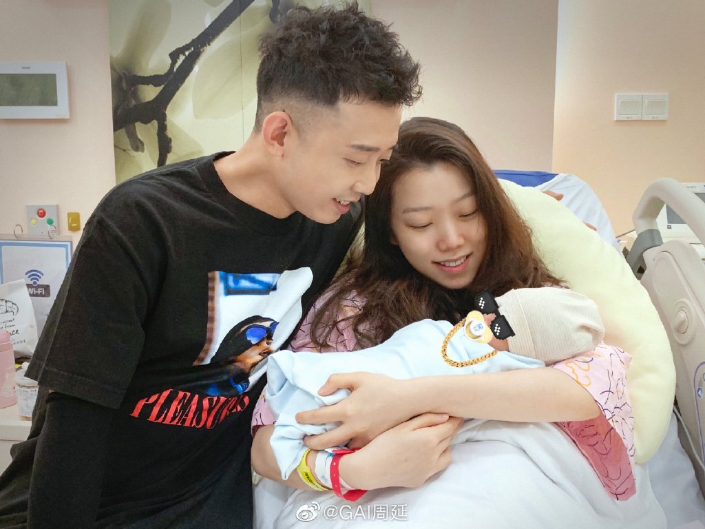 # 给新生儿子的寄语:「我爱你,但我会爱你妈妈更多...多很多 ❤️」 「你知道吗妈妈为了你吃了很多苦,所以等你长大你要和我一起保护你妈妈;我爱你,但我会爱你妈妈更多,多很多,爸爸会严格要求你并陪着你健康长大,我和妈妈一样我们只要你听话,不希望你大富大贵,只希望你健康平安快乐,永远爱你的爸爸还有妈妈~」