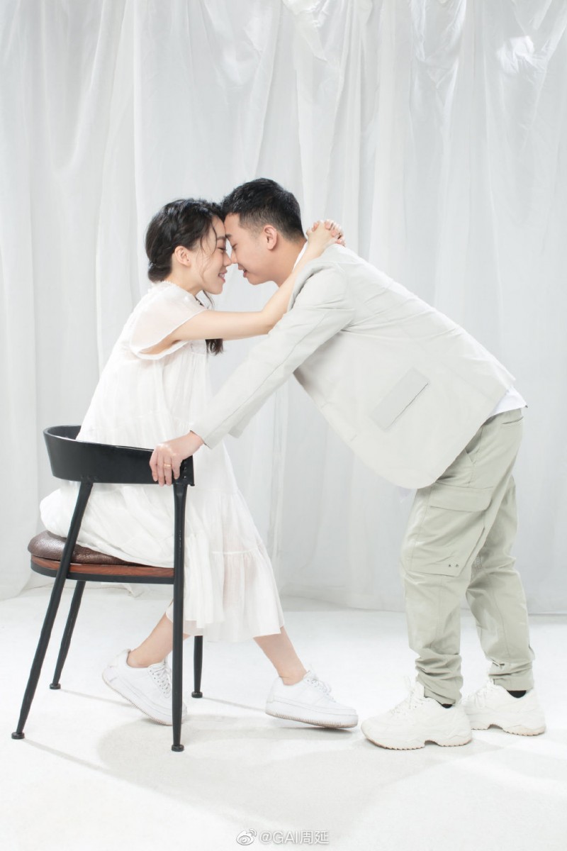 # 暖心照顾太太产后情绪的模范老公 王斯然诞下宝宝柚柚后,就在双方父母家人激动开心地围绕在宝宝身边照相时,GAI第一时间回到了病床上精疲力尽的太太身边:「我只有一个幺儿,我的幺儿是王斯然」。看着眼前伟大孕育生命的妻子,画外受访时他表示特别心疼妻子的不容易,会用余生一直去陪伴她 ❤️