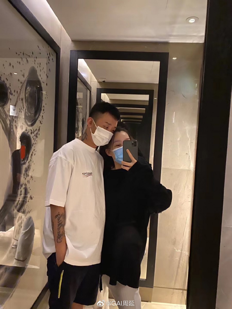 当太太问:「你觉得我这样会很作吗?」,他即刻摇头否认并安抚:「这些都是小问题,能够帮你办到的我都会办」,并且及时提出了解决方案,花式夸赞产后的太太状态很好很漂亮:「看着一点都不像妈妈,还是我的小宝宝❤️」完美安抚了情绪低落焦躁的太太~