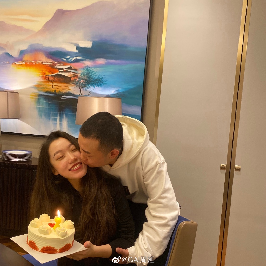 「你不是笨,你只是怀了柚柚」 怀孕期间有次王斯然不小心让热水壶空烧到飘出异味,夫妻二人紧急上前处理时GAI贴心让太太不要在原地被气味熏着;而王斯然则自则表示:「我好笨啊… 」 GAI听完特别温柔地上前安慰哄道:「你不是笨,只是怀了柚柚」~让屏幕前的观众狂呼:这波狗粮太好吃了 ?