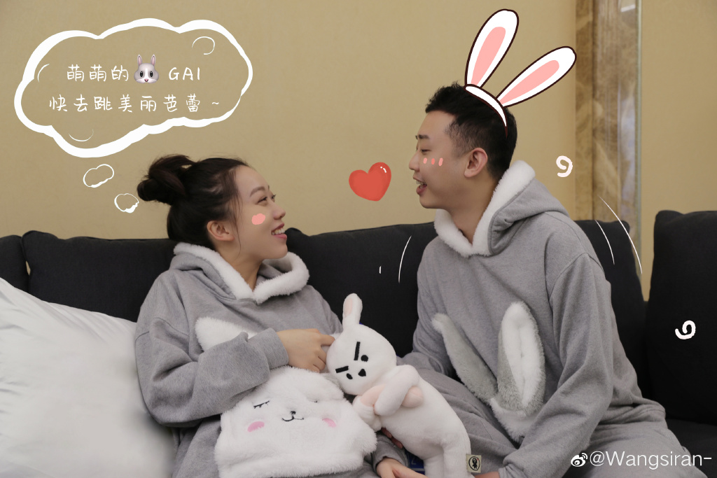 王斯然产后和很多新手妈咪一样,因激素水平急剧变化导致情绪容易紧绷低落;由于喂母乳时家人频频在身边围绕着,让她觉得自己一直被「围观」感觉很不舒服,一次禁不住情绪溃堤。和丈夫吐露自己的感受后,GAI第一时间充当婆媳间的沟通桥梁,和母亲悉心道出问题找出解决方式,也安抚了太太的心:「我和他们(爸爸妈妈)说然然的激素水平有点不稳定所以有时侯会发脾气,我们一家人都要包容她」。