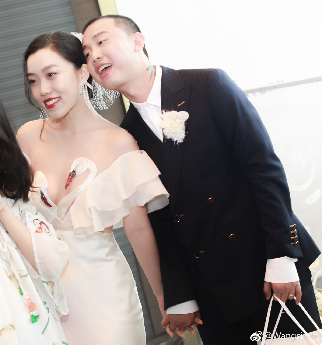 婚礼上真情表白太太时爆哭说道:「可能三十岁之前想过自己不知道哪一天才可以有一个家,我也不想再漂泊了,直到我遇到了你。你让我从男孩变成了男人、让我知道什么叫做责任,你更让我知道不论我在外头怎么样,我在你这里我就有个家。大宝,我会有我一辈子来照顾你,别人有的你都有,别人没有的我还要你有!」