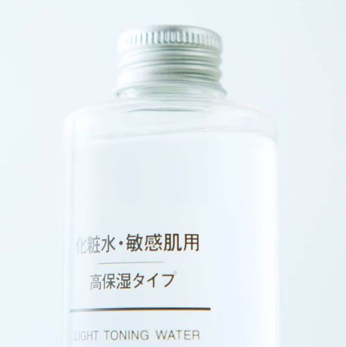 ✨ 敏感肌爽肤水(高保湿) 这款成分简单、保湿效用强的爽肤水一直是许多敏感肌日妞的心中首选!除了可以拍上肌肤吸收,也可以打湿湿敷棉或压缩面膜纸作脸部敷到脸上,进行密集保湿修护~