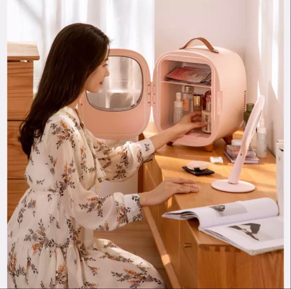 【美妆保养品冰箱】 护肤美妆控家中必备的「美妆保养品小冰箱」，可以将面霜、面膜、精华等产品放到里面「保鲜」维持成分活性，延长产品寿命。而且马来西亚天气常年闷热，回家洗完澡从小冰箱里拿出护肤品敷脸，皮肤瞬间冰凉凉降温超级舒爽！ Vogue Fridge 美妆冰箱 | 原价 RM699 ? 双十一优惠价 RM488 >> （点击我查看购买详情） Baseus迷你冰箱 | 原价 RM499 ? 双十一优惠价 RM269.10 >> （点击我查看购买详情）