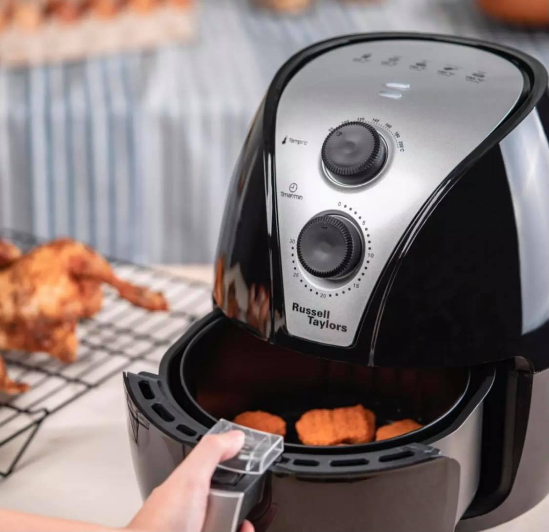 【空气炸锅】 油炸物酥脆美味让人欲罢不能，但多吃不健康之余做起来还费时费力、需要消耗很多食用油；注重饮食健康的Girls可以考虑入手一台「万物皆可炸」的气炸锅，轻松作出低脂美味小食、配菜、下午茶～ Russell Taylors AF-24 3.8L 空气炸锅 | 原价 RM600 ? 双十一优惠价 RM169.99 >> （点击我查看购买详情） Pensonic PDF-2201 空气炸锅 | 原价 RM470 ? 双十一优惠价 RM245 >> （点击我查看购买详情）